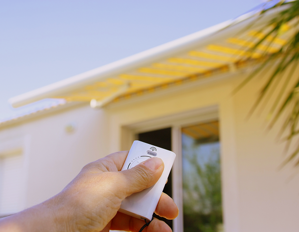 Installation of an electric solar awning 