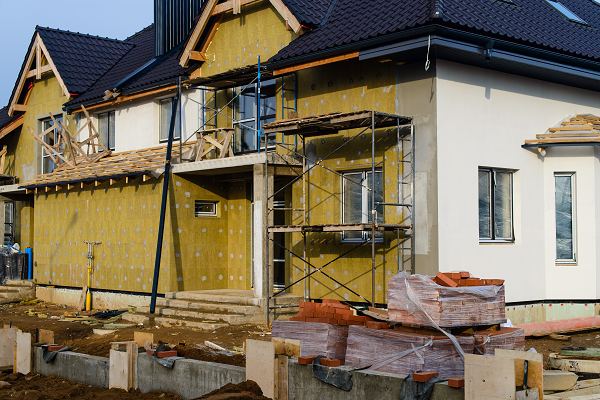 Isolation thermique des murs par l’extérieur d’une maison de 100 m2