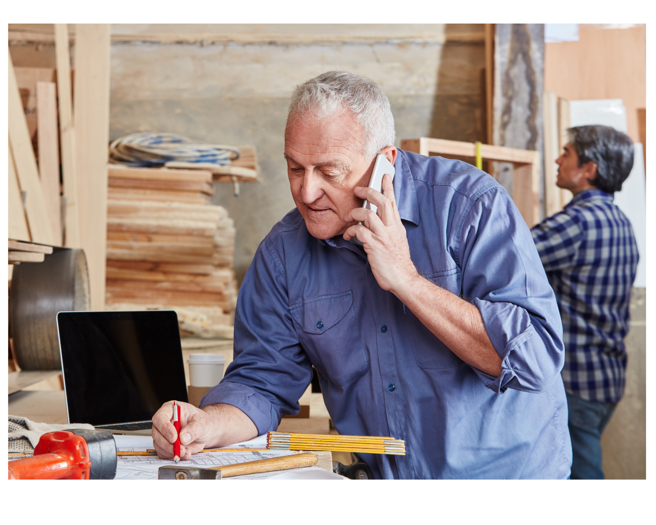Artisan au téléphone – travaux qualifiés validés